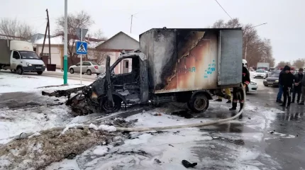 Қоғамдық көлікке соғылған «ГАЗель» көлігінің кабинасы жанып кетті