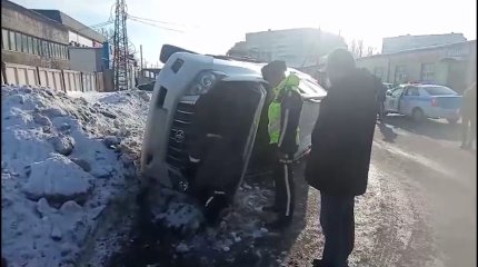 Автоледи перевернули внедорожник в центре Павлодара
