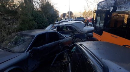 Автобус не справился с управлением и протаранил десять машин в Таразе