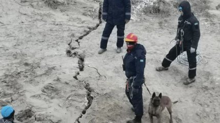Вторые сутки ищут автобус с людьми, провалившийся в воронку на Майкаине