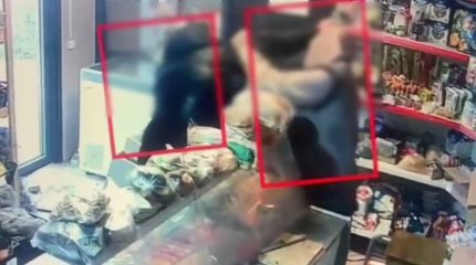 За продуктами с кирпичом: дерзкое ограбление в Уральске попало на видео