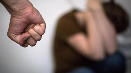 Ер адам баласының көзінше бұрынғы әйелінің құлағы мен мұрнын кесіп тастаған