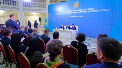 Сенат төрағасы Мәулен Әшімбаев Атырауда  депутаттармен, студенттермен кездесті