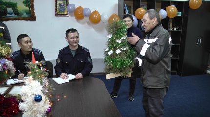 Новогодние ёлки из бутылок и колючей проволоки изготовили умельцы в павлодарской колонии