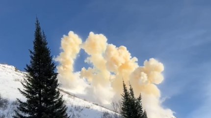 Снег взрывают на Востоке Казахстана