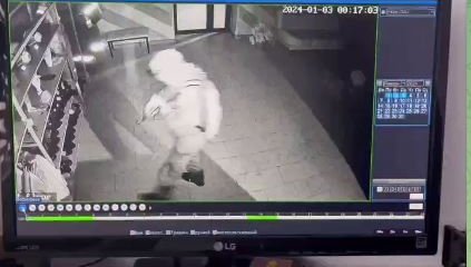 Мужчина похитил в магазине сувенирные доллары