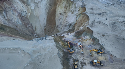 Тяжелая техника подключена к спасению провалившегося автобуса на «Майкаинзолото»