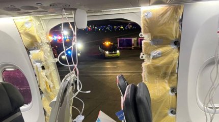 У самолета Boeing 737 Max 9 в США в полете вылетело окно.