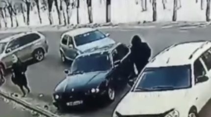 Дерзкая кража из салона авто попала на видео в Жезказгане