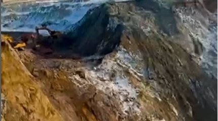 Экскаватор спустят в Майкаинский кратер в надежде найти автобус с пропавшими людьми