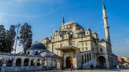 Мужчина напал с ножом на имама в мечети Стамбула