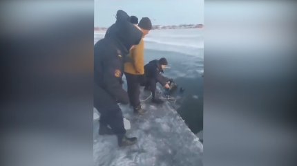 Ақтөбе облысында ішінде үш адам болған жеңіл көлік мұз ойылып, суға кетті