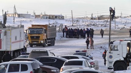 В МЧС не знают, как достать рухнувший в воронку автобус в Павлодарской области