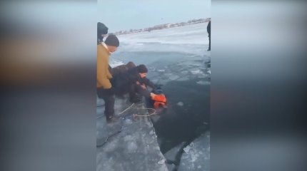 Машина провалилась под лёд в Актюбинской области: один человек погиб