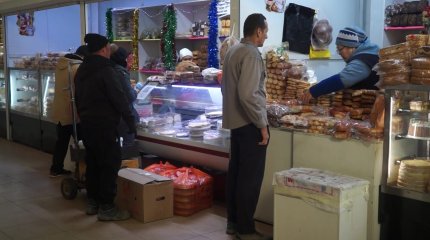 Жители Атырау пожаловались на отказ продавцов принимать мобильные переводы