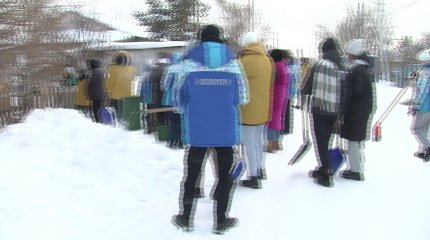 Волонтёры помогают с уборкой снега пожилым и одиноким пенсионерам Астаны