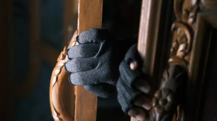 Теміртауда ер адам 82 жастағы зейнеткерді ұрып, тонап кеткен