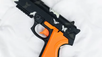 Павлодар облысында оқушы тапаншамен сыныптасын жарақаттады