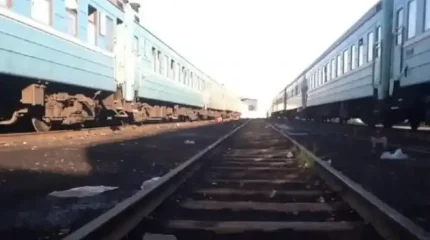 Ақмола облысында электровоз бен жүк вагондары рельстен шығып, аударылды