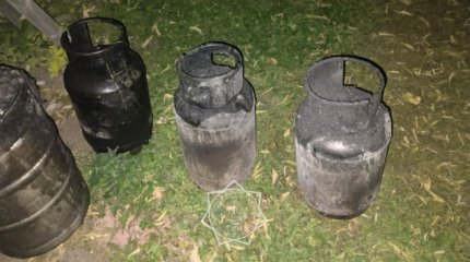 Астанада өрт сөндірушілер өрттен 3 газ баллонын алып шықты