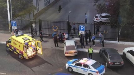 Жуткая авария в Костанае: автомобиль наехал на трех пешеходов на тротуаре