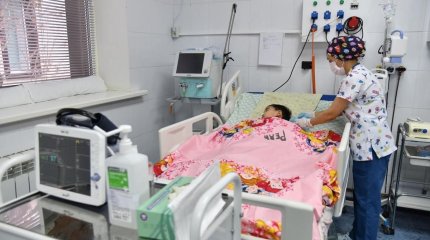 Атыраулық дәрігерлер көпқабатты үйдің терезесінен құлаған баланы аман алып қалды