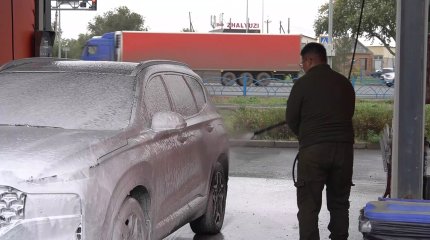 Автомойки в  Уральске и Аксае продолжают мыть машины чистой питьевой водой