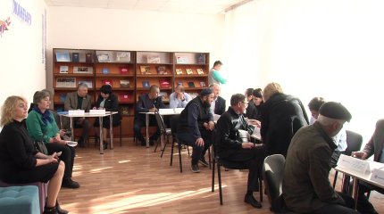 "Дороги, отсутствие воды, нехватка машин скорой помощи": жители Акмолинской области обратились к членам партии "AMANAT"