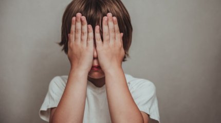 Ақтауда жасөспірімдер аутизмге шалдыққан баланы соққыға жыққан