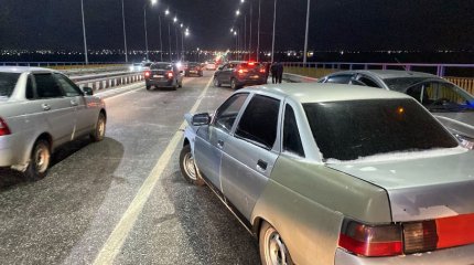 8 машин столкнулись на мосту в Костанае