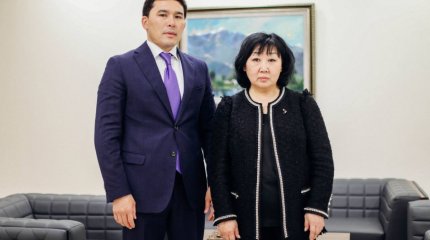 Министр Бекзат Саттарханов пен Денис Теннің аналарымен кездесті