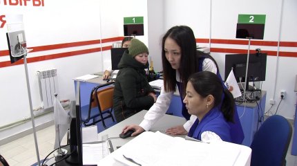 Низкая зарплата, дефицит кадров, "феномен работающих бедных": что творится на рынке труда Казахстана?