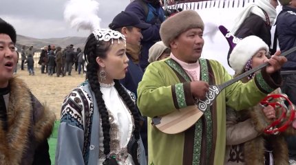 Девушке-беркутчи на международном фестивале «Шығыс салбурыны» вручили ключи от новой квартиры