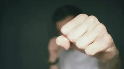 Түнгі клубта соққыға жығылған ер адам ауруханада қайтыс болды