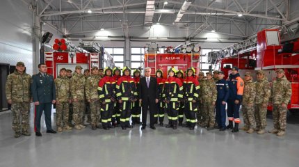 Токаев подарил спортинвентарь столичной пожарной части