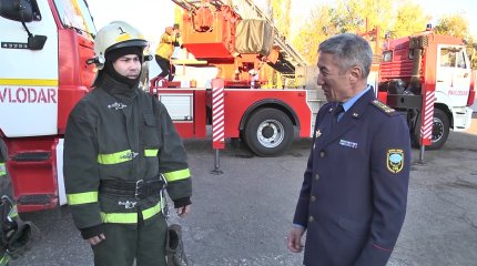 Павлодарда құтқарушы пәтерде ұйықтап қалған тұрғынды өрттен аман алып қалды