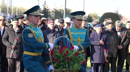 Астаналықтар Рақымжан Қошқарбаевтың ескерткішіне гүл шоқтарын қойды
