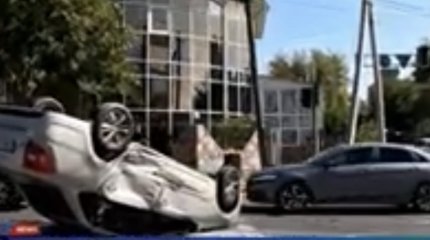Автомобиль перевернулся в центре Шымкента