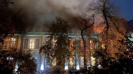 Ресторан в 115-летнем здании загорелся в Алматы (ВИДЕО)