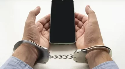 Атырауда блогер прокурордың қалтасынан 20 мың теңге ұрлағаны үшін сотталды