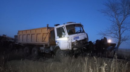 Грузовик столкнулся с трактором в СКО: водитель погиб