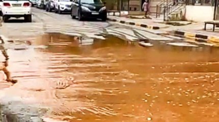 Крупный порыв в Актау: улицы затоплены ржавой водой