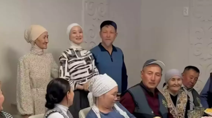 Мөлдір Әуелбекова ата-анасына ерекше тосын сый жасады