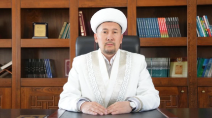 Түркістан облысының бас имамы кімнен ақша жинап жүр?