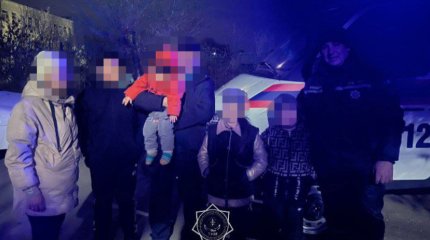Машина с детьми застряла в грязи в Жезказгане
