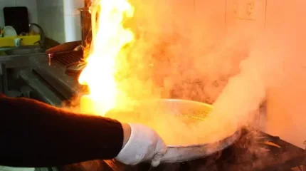 Балқашта көпқабатты үйге жапсарлас салынған дәмханада өрт шықты