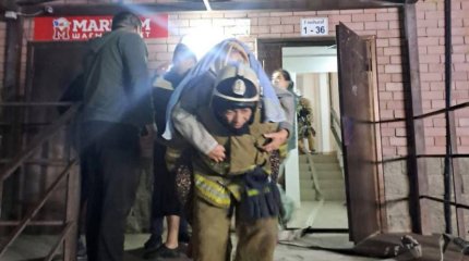 Автомобильные шины на крыше переполошили жителей девятиэтажки в Атырау