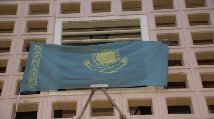 «AMANAT» партиясының белсенділері Қазақстан бойынша 10 мың ту іледі