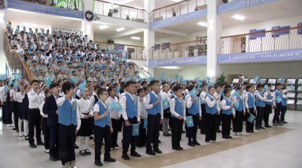 Астанада 400 оқушы бір мезетте  "Атамекен" әнін шырқады