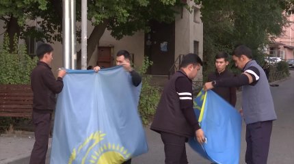 Жители Шымкента вывесили на своих балконах государственный флаг